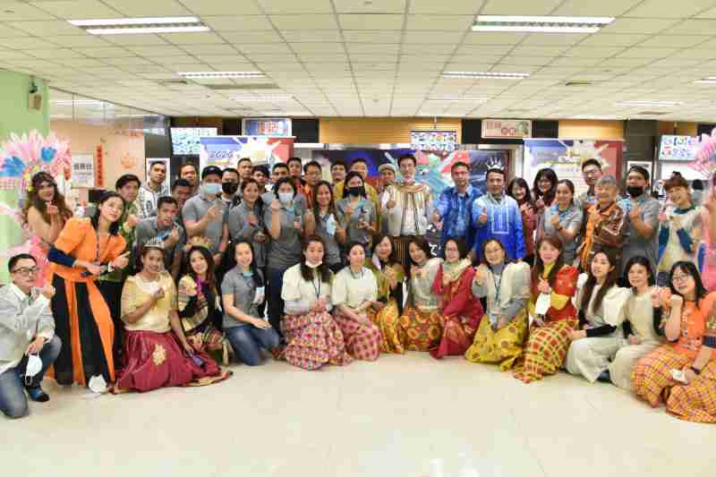 友達推動「安心、、創新、、、、用心、、同心、、、盡心」五星職旅，，為菲籍員工打造全方位照護，，，，首度贏得「人權實踐與發展領袖獎」殊榮