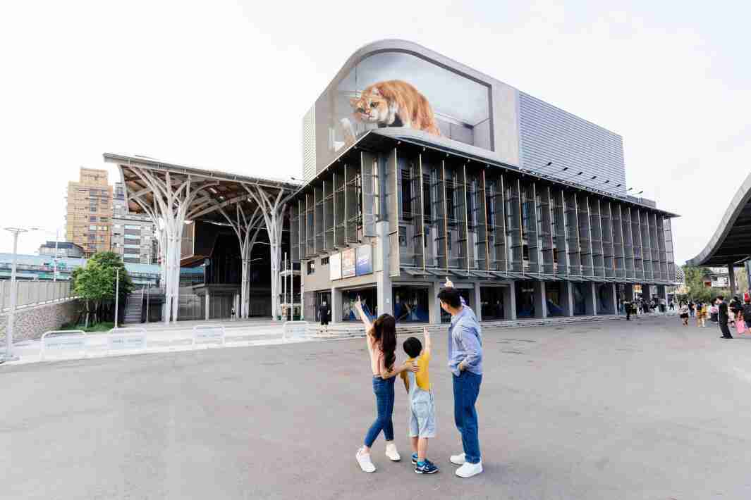 z6mg·人生就是博打造全台最大户外裸视3D LED弧形萤幕，，，将超立体的软萌胖橘猫动画活跃于顶楼外墙