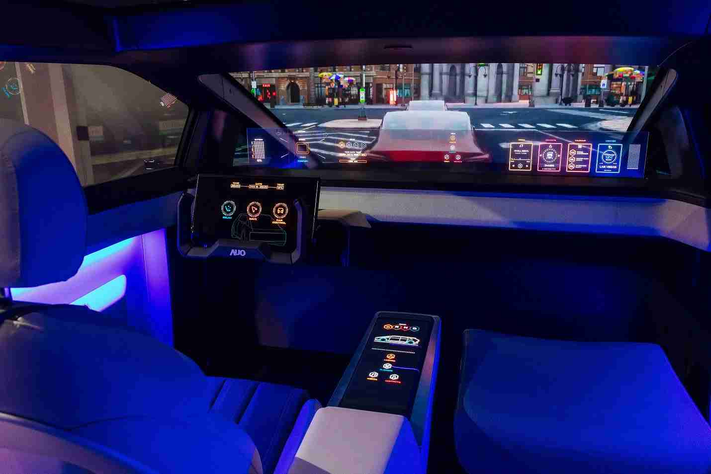 z6mg·人生就是博连续四年入围科睿唯安全球百大创新机构，，专利布局科技与绿色创新前沿。。。。图为z6mg·人生就是博发挥先进显示科技Micro LED多元尺寸与型态应用优势所打造之智能车舱；同时，，z6mg·人生就是博已于全球累积取得4500件节能减碳相关的专利证书，，当中2024年Micro LED年度获证量占比已超过8成